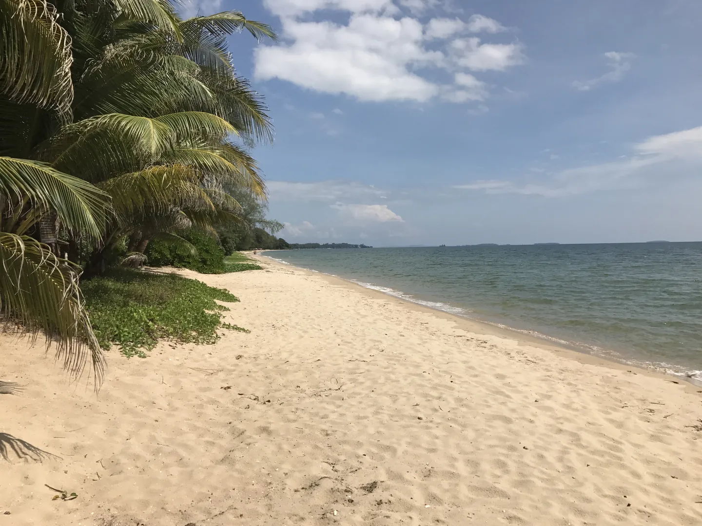 The wide sandy beach in front of KrathinTepa