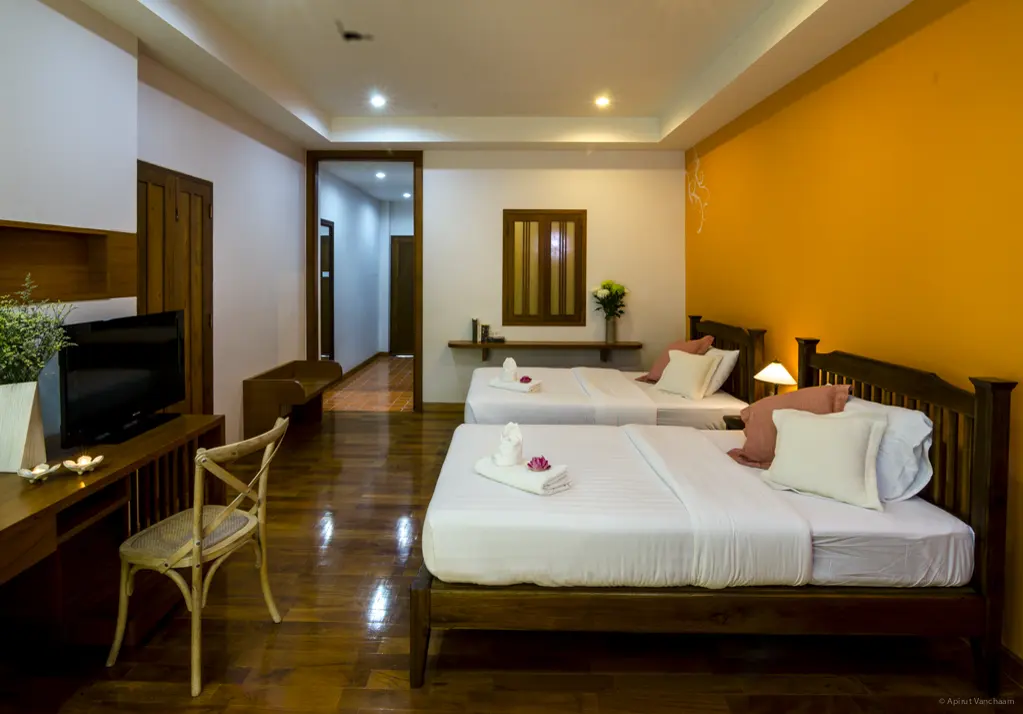 Chom Suan room with double bed, TV and desk