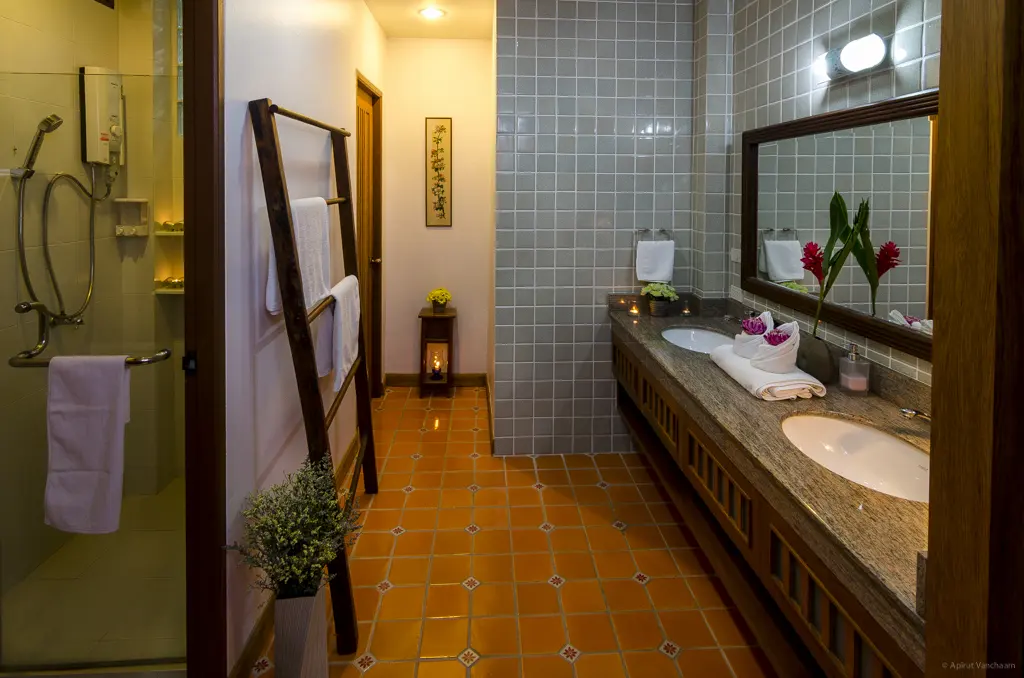 Ruam Mitr bathroom with shower and mirror